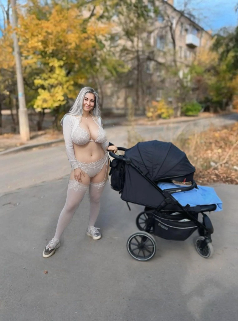 ЗАСВЕТ 18+ МАМОЧКИ С КОЛЯСКОЙ