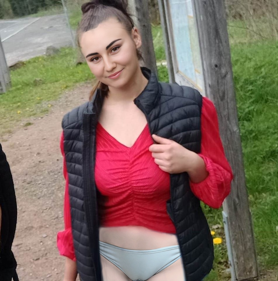 ЧАСТНОЕ 18+ В ГОЛУБЫХ ТРУСИКАХ НА АВТОБУСНОЙ ОСТАНОВКЕ