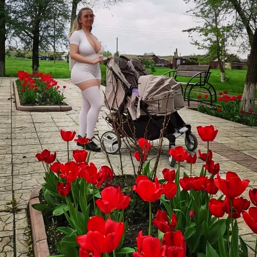 ГОЛЫЕ МОЛОДЫЕ МАМОЧКИ С КОЛЯСКАМИ В БЕЛИХ ЧУЛКАХ НОВОЕ 18+